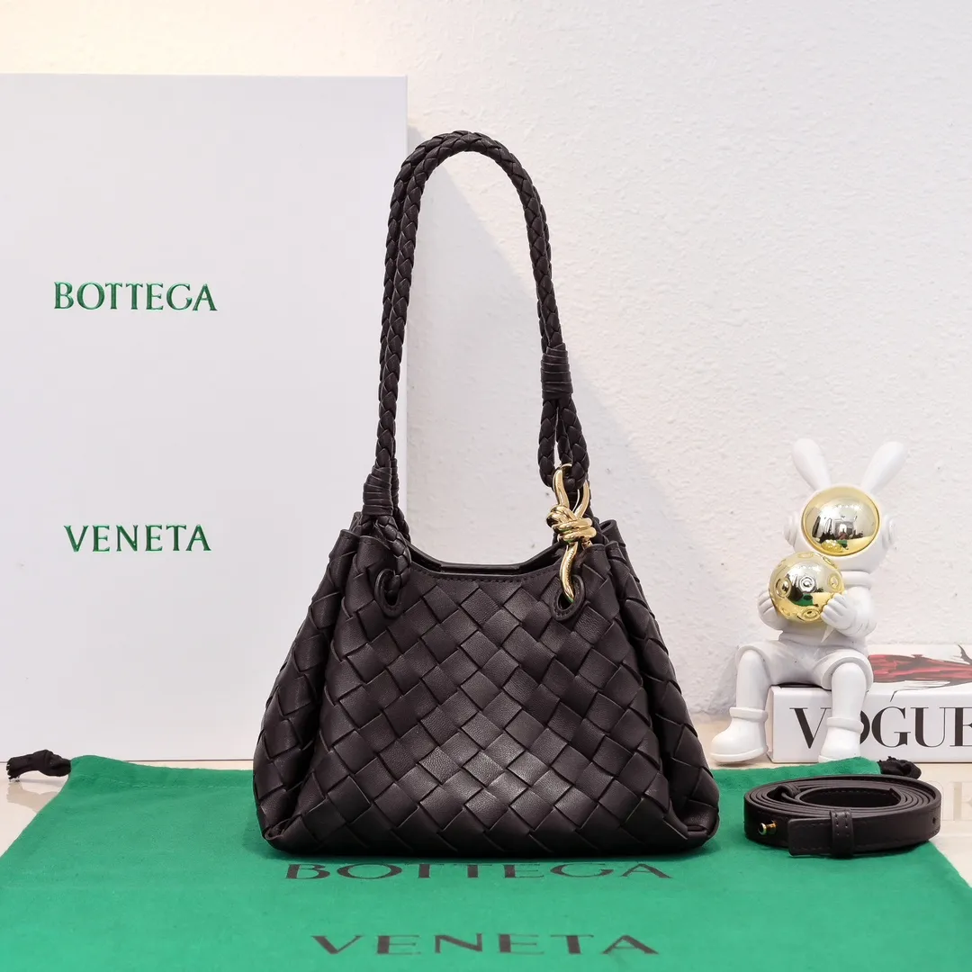 Batch 1760 BV home is new! Andiamo combines Bottega Veneta archives parachute handbags to inherit retro elements and integrate modern trends. The same style as Shu Qi's Beijing Night. It is a continuation of the classic bag. It has three functions: hand carry, shoulder and cross-body. It is embellished with metal brass knot buckles. The capacity of the small one is amazing. It can easily hold sunglasses in a box/small bottle of water/powder powder/charger and other daily necessities when going out. The upper body is versatile. Style number: 6569 Size: 21*17*16.5cm
